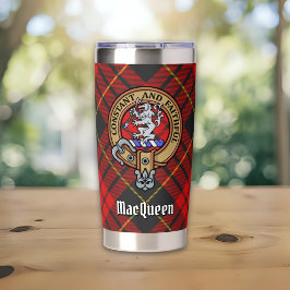 Clan MacQueen Wapen over Tartan Geïsoleerde Drinkbeker