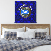 Clan Malcolm Crest & Tartan Knot op Thistle Canvas Afdruk (Insitu (Slaapkamer))