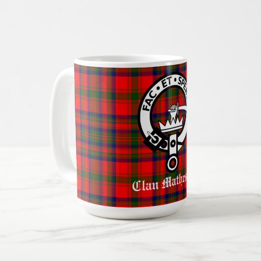 Clan Matheson Crest Badge en Tartan Koffiemok (Voorkant links)
