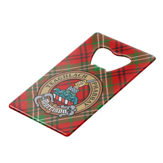Clan Morrison Crest over Red Tartan Creditkaart Flessenopener (Voorkant Gekanteld)