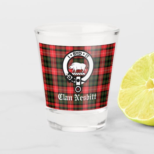 Clan Nesbitt Crest Badge & Tartan Shot Glas (Voorkant)