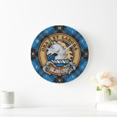 Clan Ramsay Crest over Blue Hunting Tartan Grote Klok (Huis)