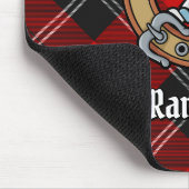 Clan Ramsay Crest over Red Tartan Muismat (Hoek)