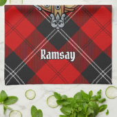 Clan Ramsay Crest over Red Tartan Theedoek (Gevouwen)