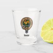 Clan Sinclair Crest over de jacht op Tartan Shot Glas (Voorkant)
