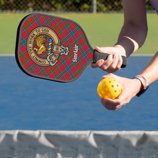 Clan Sinclair wapenschild over tartan Pickleball Paddle (Insitu)