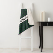 Clan Sutherland Crest Badge & Tartan Sherpa Deken (In situ)