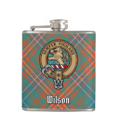 Clan Wilson Crest over het oude Tartan Heupfles (Voorkant)