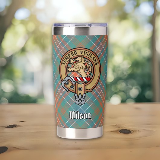 Clan Wilson Crest over Oude Tartan Geïsoleerde Drinkbeker