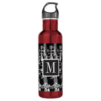 Clarinet met rood, zwart en wit monogram waterfles