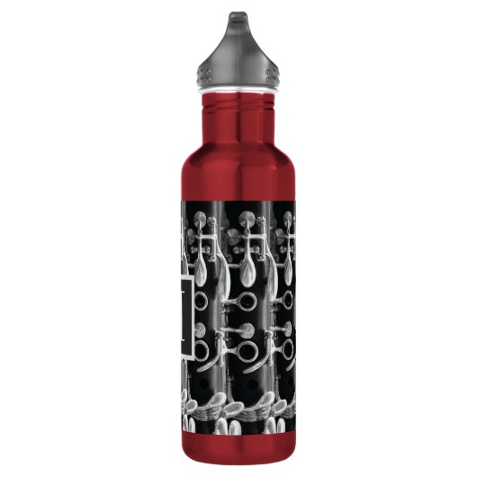 Clarinet met rood, zwart en wit monogram waterfles  (Rechts)