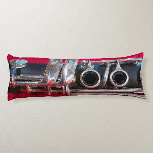 Clarinet on Red Lichaamskussen (Achterkant)