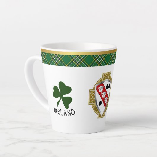 Clarke Irish Shield & Tartan gepersonaliseerd Latte Mok (Linkerhoek)