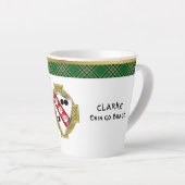 Clarke Irish Shield & Tartan gepersonaliseerd Latte Mok (Rechterhoek)