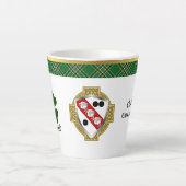 Clarke Irish Shield & Tartan gepersonaliseerd Latte Mok (Voorkant)