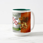 Clarke Irish Shield w/Distressed Flag Gepersonalis Tweekleurige Koffiemok (Voorkant rechts)