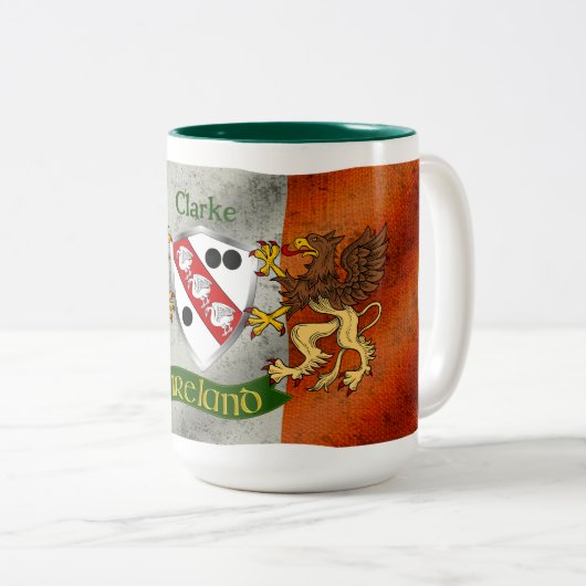 Clarke Irish Shield w/Distressed Flag Gepersonalis Tweekleurige Koffiemok (Voorkant rechts)