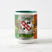 Clarke Irish Shield w/Distressed Flag Gepersonalis Tweekleurige Koffiemok (Center)