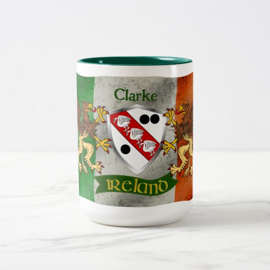 Clarke Irish Shield w/Distressed Flag Gepersonalis Tweekleurige Koffiemok (Center)