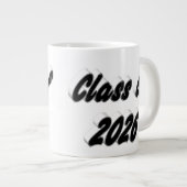 Class of 2026 black typography graduation grote koffiekop (Voorkant rechts)