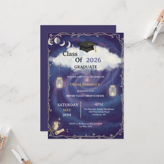 Class of 2026 Die Cut Graduation Invitation Custom Kaart (Voorkant / Achterkant in situ)