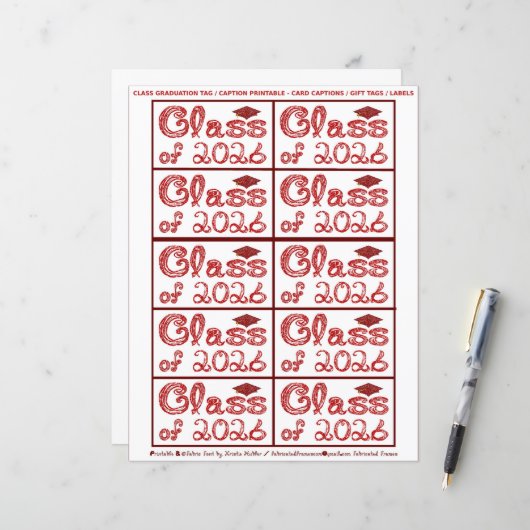 Class of 2026 Graduation Crimson Red Tag Captions (Voorkant / Achterkant in situ)