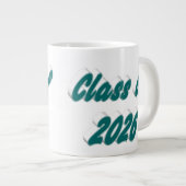 Class of 2026 green typography graduation grote koffiekop (Voorkant rechts)