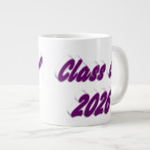 Class of 2026 purple typography graduation grote koffiekop (Voorkant rechts)