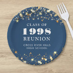 Class Reunion Blue Gold Sterren gepersonaliseerd Papieren Bordje<br><div class="desc">Vier met klasgenoten op uw school of college class reünie met deze gepersonaliseerde en aangepaste kleur papier borden voor elke afstudeerklas (het jaar is bewerkbaar) met uw klas jaar en school naam. Het ontwerp is voorzien van gouden sterren en snaarlampjes tegen een bewerkbare blauwe achtergrondkleur en tekstkleuren die u kunt...</div>