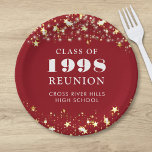 Class Reunion Red Gold Sterren gepersonaliseerd Papieren Bordje<br><div class="desc">Vier met klasgenoten op uw school of college class reünie met deze gepersonaliseerde en aangepaste kleur papier borden voor elke afstudeerklas (het jaar is bewerkbaar) met uw klas jaar en school naam. Het ontwerp is voorzien van gouden sterren en snaarlampjes tegen een bewerkbare rode achtergrondkleur en tekstkleuren die u kunt...</div>