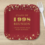 Class Reunion Red Gold Sterren gepersonaliseerd Papieren Bordje<br><div class="desc">Gepersonaliseerde rode middelbare school of college klasse reünie papieren borden voor elke afstudeerklas (het jaar is bewerkbaar) met uw klas jaar en school naam. Het ontwerp is voorzien van gouden sterren en snaarlampjes tegen een bewerkbare rode achtergrondkleur die u kunt veranderen in uw schoolkleur. WIJZIGINGEN: De achtergrond- en tekstkleuren kunnen...</div>