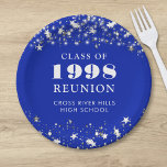 Class Reunion Royal Blue Silver Stars gepersonalis Papieren Bordje<br><div class="desc">Vier met klasgenoten op uw school of college class reünie met deze gepersonaliseerde en aangepaste kleur papier borden voor elke afstudeerklas (het jaar is bewerkbaar) met uw klas jaar en school naam. Het ontwerp is voorzien van zilveren sterren en snaarlampjes tegen een bewerkbare koningsblauwe achtergrondkleur en tekstkleuren die u kunt...</div>