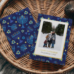 Classi Blauw goud Menorah Sterren 3 Foto's Chanoek Folie Feestdagenkaart<br><div class="desc">Licht het seizoen op met deze gedurfde en stijlvolle Chanoeka-fotokaart! Met een moderne menora en sterpatroon in klassieke blauw tinten en luxe gouden folie accenten, is het ontworpen om uw vakantie foto glanzen. De voorkant toont uw favoriete verticale familie- of koppelfoto in een strak wit lijst met een feestelijke goudverijdelde...</div>