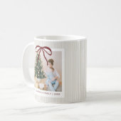 Classic Beige Stripes Red Bow Christmas Koffiemok (Voorkant links)