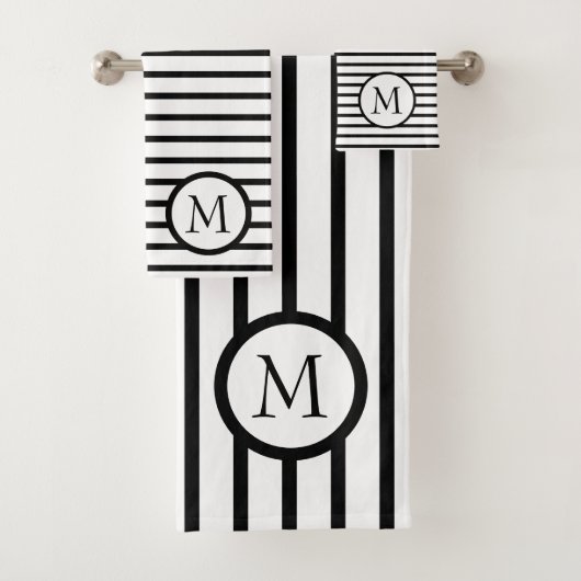 Classic Black en White Stripe Monogram Bad Handdoek (Insitu)