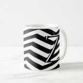 Classic Black White Chevron Zig Zag Monogram Koffiemok (Voorkant rechts)