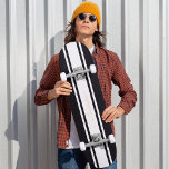 Classic Black White Racing Stripes Gold Monogram Persoonlijk Skateboard<br><div class="desc">Creëer uw eigen aangepaste, gepersonaliseerde, klassieke zwarte en witte racingstrepen, coole, stijlvolle, elegante, elegante faux gouden typografische script, het best kwalitatieve hard-rock maple competitieformed skateboard dek. Om aan te passen, typ eenvoudig in jouw naam/monogram/initialen. Terwijl u toevoegt/ontwerpt, zult u een voorproef van uw verwezenlijking, door kunnen zien. Een cool skateboardpakket,...</div>