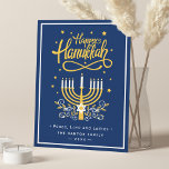 Classic Blue en Yellow Menorah Happy Hanukkah Feestdagenkaart<br><div class="desc">Verzend uw Verwensen met deze Kaart van de Vakantie die een Verbluffend Gelukkig Manuscript van de Hanoeka en Kaarsen van Menorah kenmerkt om uw groetbericht te benadrukken.</div>