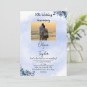 Classic Blue Floral Wedding Anniversary Invitation Kaart (Staand voorkant)