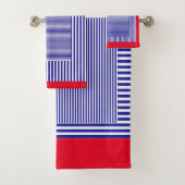 CLASSIC BLUE GEOMETRISCH STRIPE RED TRIM BAD HANDDOEK (Insitu)