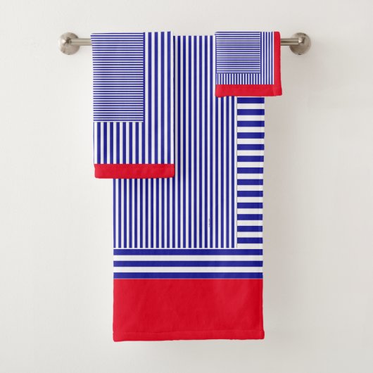 CLASSIC BLUE GEOMETRISCH STRIPE RED TRIM BAD HANDDOEK (Insitu)