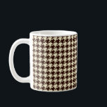 Classic Brown Ivory Pepita Houndstooth Patroon Koffiemok<br><div class="desc">Evergreen elegant en klassiek weefselpatroon,  met een patroon van peita/houndstooth in bruine en ivoorkleurige kleuren. Mok van het bruine pepita-houndstooth-patroon</div>