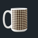 Classic Brown Ivory Pepita Houndstooth Patroon Koffiemok<br><div class="desc">Evergreen elegant en klassiek weefselpatroon,  met een patroon van peita/houndstooth in bruine en ivoorkleurige kleuren. Mok van het bruine pepita-houndstooth-patroon</div>