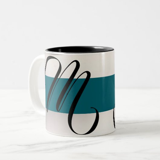 Classic Charm: M Letter Design Keramische Mok (Voorkant links)