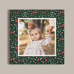 Classic Christmas Floral Lijst Foto Canvas Afdruk<br><div class="desc">Deze prachtige fotoprint van vakantiedoek heeft een met de hand getekend bloemmotief en groen patroon in klassieke, traditionele kerstkleuren van rood, groen en ivoor over een achtergrond in aangepaste kleuren (weergegeven in donkergroen). Met een ivoorkleurig lijst valt je foto op tegen de achtergrond. Mooi decor dat past bij elk huis,...</div>