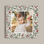 Classic Christmas Floral Lijst Foto Canvas Afdruk<br><div class="desc">Deze prachtige fotoprint van vakantiedoek heeft een met de hand getekend bloemmotief en groen patroon in klassieke, traditionele kerstkleuren van diepgroen, bordeaux rood en ivoor over een achtergrond van aangepaste kleuren (weergegeven in licht zand beige). Met een klein ivoorkleurig lijst valt je foto op tegen de achtergrond. Mooi decor dat...</div>