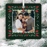 Classic Christmas Floral Lijst Foto Metalen Ornament<br><div class="desc">Dit prachtige ornament met kerstfoto heeft een handgetekend bloemig en groen lijst in klassieke kerstkleuren van rood,  groen en ivoor op een donkergroene achtergrond. Werkt goed met vele decorthema's. Gemakkelijk aan te passen met een favoriete foto (en maakt ook een geweldig cadeau)!</div>