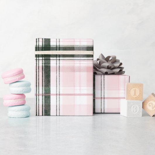 Classic Christmas pink and green Plaid Cadeaupapier (Baby Shower)