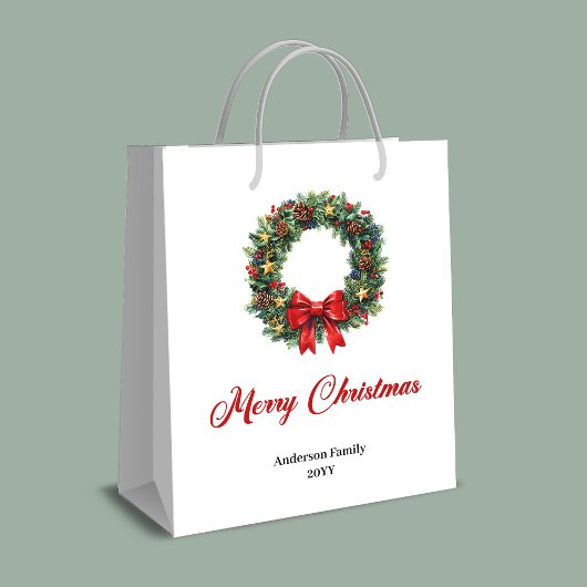 Classic Christmas wreath bag with berries and pine Medium Cadeauzakje