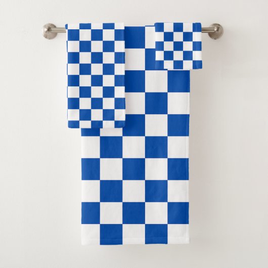Classic cobalt blue checkerboard bad handdoek (Insitu)